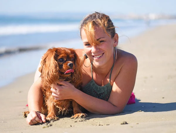 Frau und Hund am Strand — Stockfoto