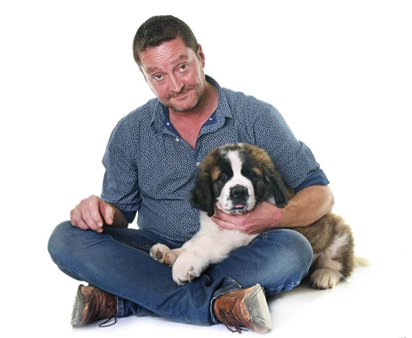 Valp saint bernard och man — Stockfoto