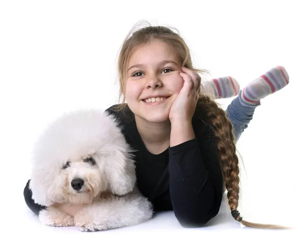 Jong meisje en de hond — Stockfoto