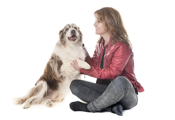 Vrouw en hond — Stockfoto