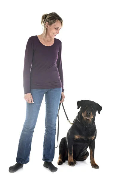Erwachsener Rottweiler Und Frau Vor Weißem Hintergrund — Stockfoto
