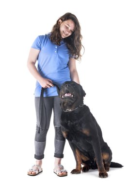 köpek ve beyaz arka plan önünde sahibi