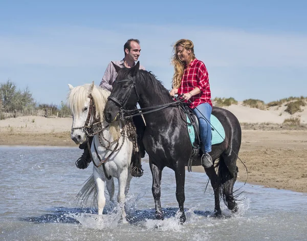 Vrouw Man Rijden Met Haar Hengst Het Strand — Stockfoto