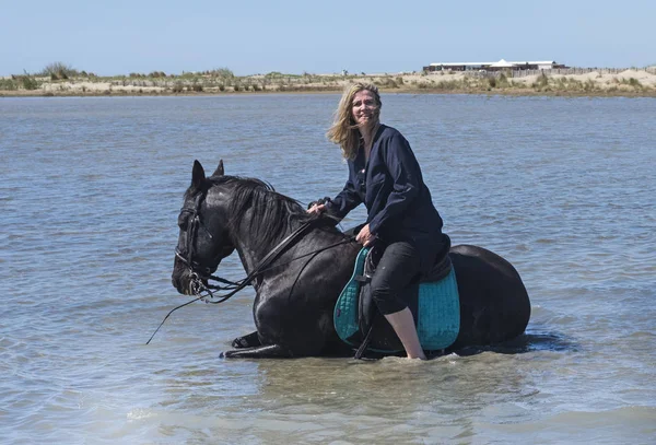 Mulher Montando Com Seu Garanhão Praia — Fotografia de Stock