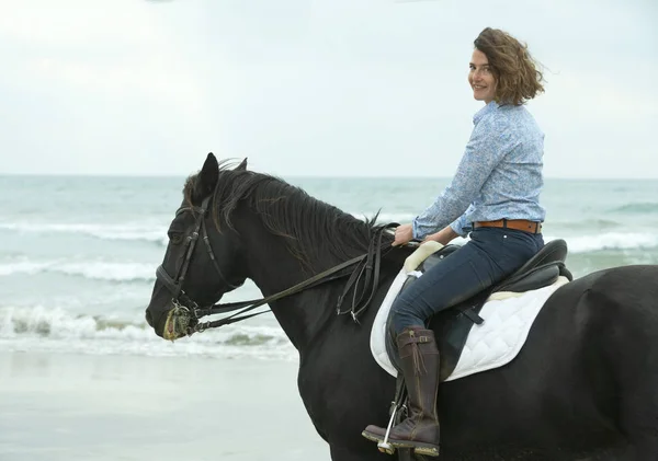 Equitação menina e cavalo — Fotografia de Stock