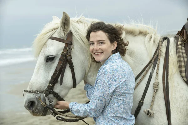 Paardrijden meisje en paard — Stockfoto