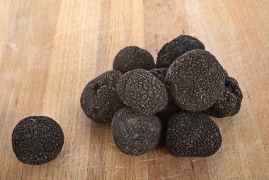 Ahşap arka planda tuber melanosporum