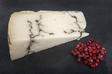 Beyaz arkaplan önünde trüf peyniri