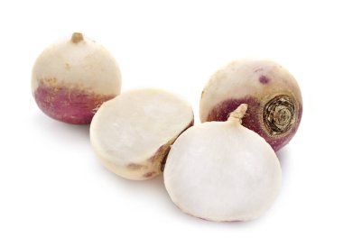 Beyaz arka plan önünde taze şalgam