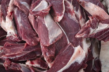 Beyaz arkaplan önünde koyun eti