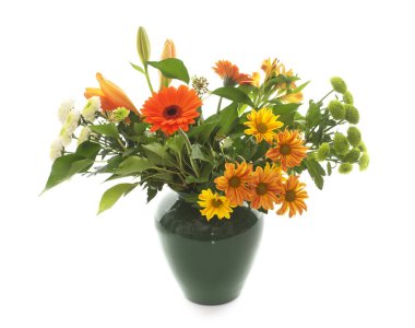 Beyaz arkaplan önünde bir demet çiçek