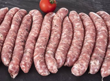 Beyaz arka planda domuz sosisi