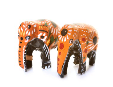 Beyaz arkaplanın önündeki fil süsü heykeli