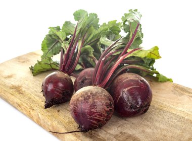 Beyaz arkaplanın önünde taze pancar kökü