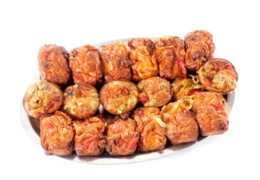 Beyaz arkaplan önünde tuzlu kekler