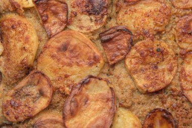 Gevrek patates Sırp Mousaka kıyılmış domuz eti ve yumurta ile pişmiş hogh sıcaklığında owen, closeup cleative aydınlatma ile