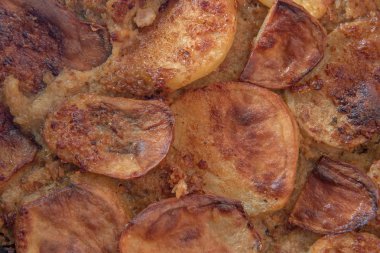 Gevrek patates Sırp Mousaka kıyılmış domuz eti ve yumurta ile pişmiş hogh sıcaklığında owen, closeup cleative aydınlatma ile