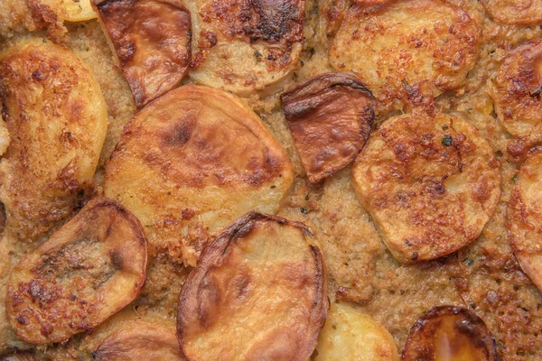 Knapperige aardappel Servische Mousaka met gehakt varkensvlees en eieren gebakken in hogh temperatuur owen, close-up met cleative verlichting Rechtenvrije Stockfoto's