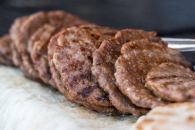 adil bir durak üzerinde seçici odak ızgara pljeskavica yığılmış