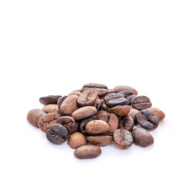 Beyaz arka plan üzerinde izole kavrulmuş kahve çekirdekleri