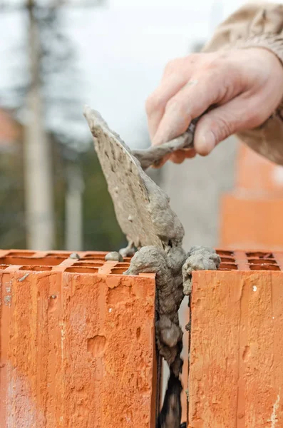Kőműves munkás téglafalazatot telepít a külső falra — Stock Fotó