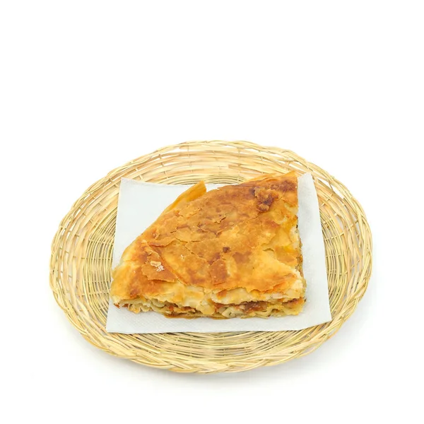 Escritório de pizza ou torta em um serviette de papel em uma cesta de vime ou pão sobre fundo branco — Fotografia de Stock
