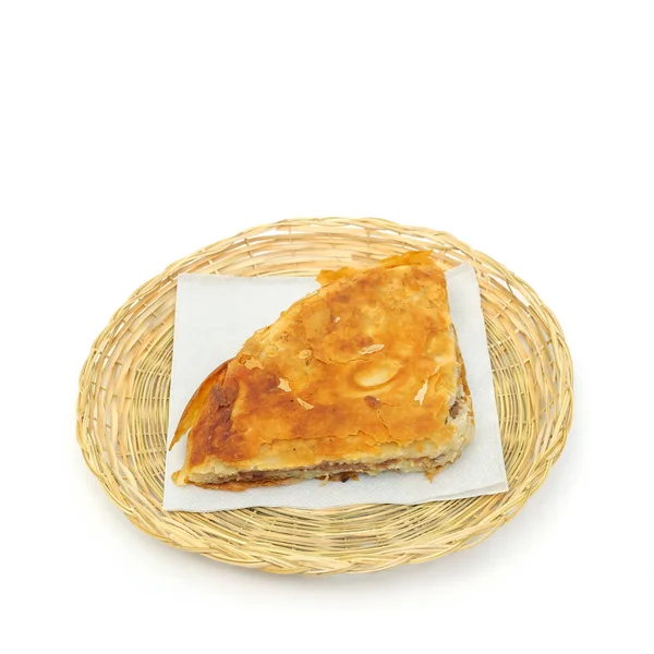 Burek ή πίτα με βάση το κρέας σε μια χαρτοπετσέτα σε λυγαριά ή ψωμί — Φωτογραφία Αρχείου