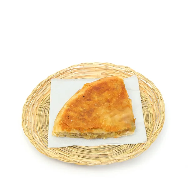 Бурек или пирог с яблоками на бумажной салфетке в плетеной или хлебной корзине на белом фоне — стоковое фото