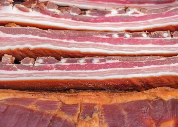 Pilha de bacon fumado — Fotografia de Stock