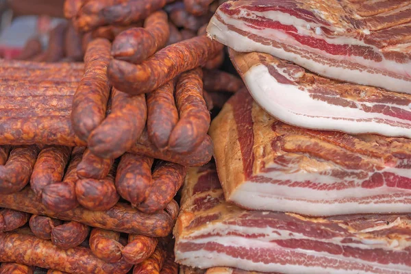 Pilha de salsichas e bacon — Fotografia de Stock