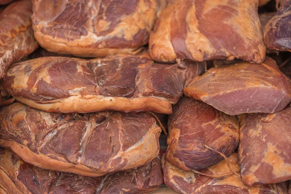 Pilha de presunto curado em exibição no mercado — Fotografia de Stock