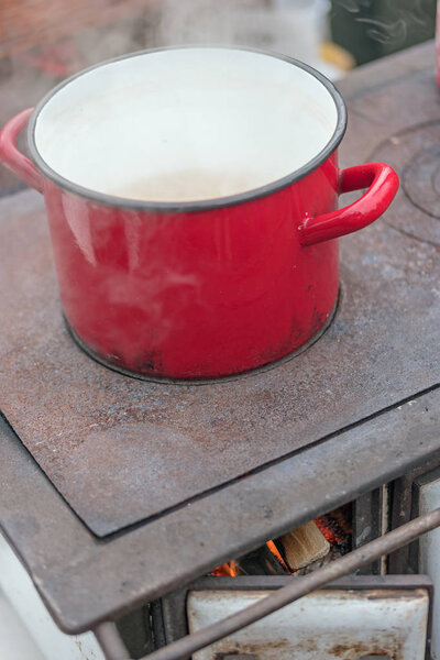 приготовление блюд на печи на ретро-дровах
