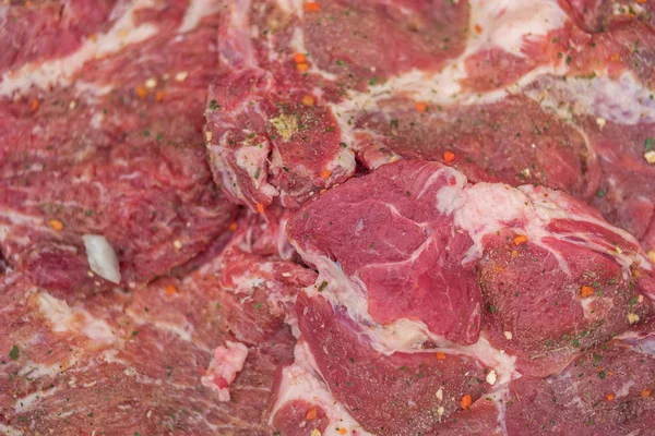 Detalhe close-up extremo de carne desossada picante pronto para grelhar Fotos De Bancos De Imagens