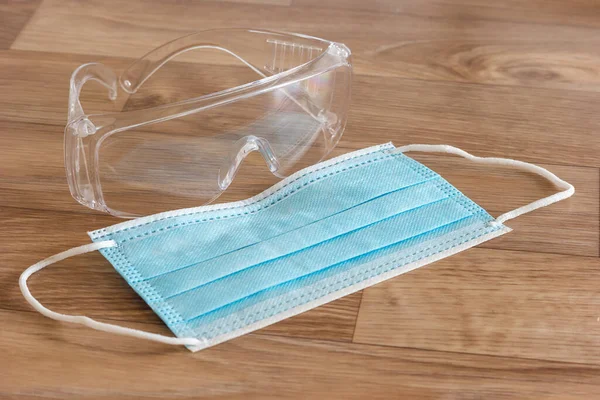 Máscara Médica Protectora Gafas Sobre Fondo Madera Imágenes de stock libres de derechos