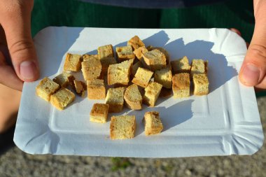 Gazetede kruton ekmek