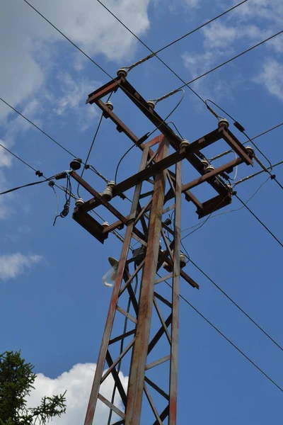 電力伝送線路の鋼鉄サポート — ストック写真