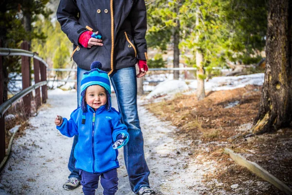 Yürümeye başlayan çocuk annesiyle izleri hiking