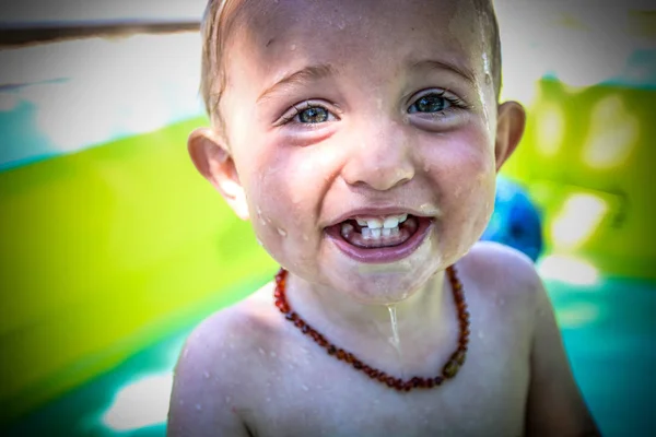 Bir evin havuzunda oynayan çocuk