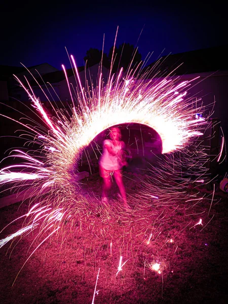 Genç İspanyol kız 4 Temmuz 'da maytaplarla oynuyor.