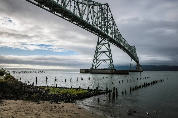 Köprü deniz manzarası Columbia Nehri üzerinde gün batımı
