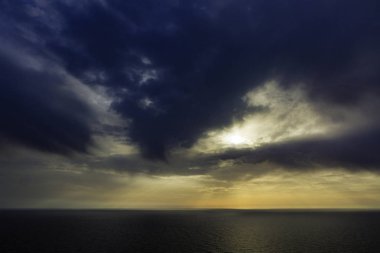 Bulutlu gün batımı