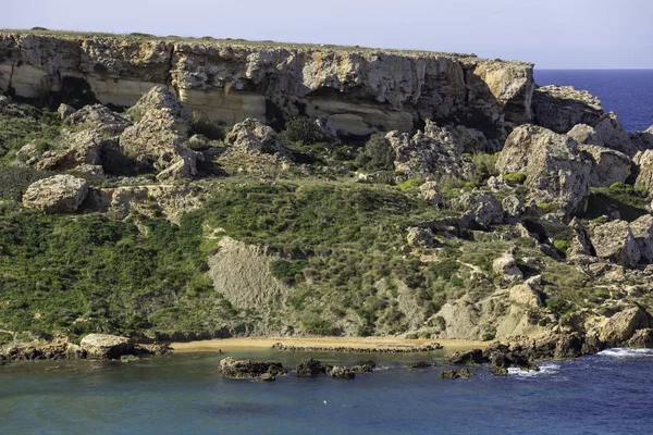 Dunas de arcilla en la bahía de Ghajn Tuffieha, Malta — Foto de Stock