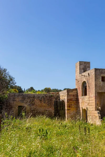 Una Granja Maltesa Abandonada Espera Nuevos Dueños Amorosos —  Fotos de Stock