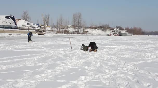 Pesca de inverno no gelo do rio — Vídeo de Stock