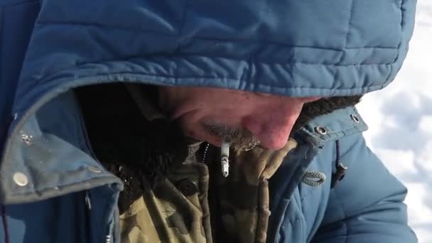 Pesca de inverno no gelo do rio — Vídeo de Stock
