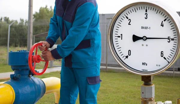 Medidor de presión en el proceso de producción de petróleo y gas para monitor con —  Fotos de Stock