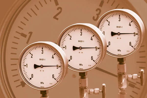 Pressure gauge in oil and gas production process for monitor con — Stock Photo, Image