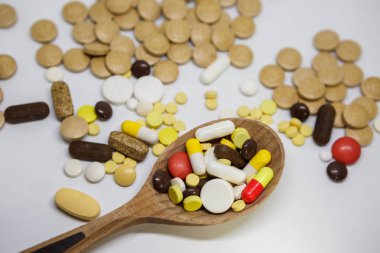tabletler ve kapsüller tahta kaşık üzerinde