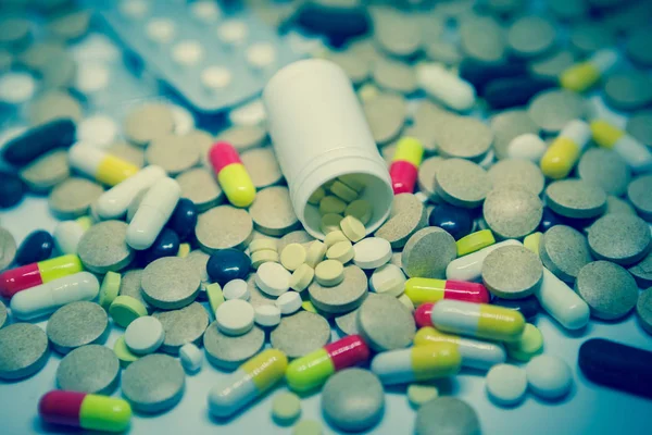 Viele bunte Medikamente und Pillen — Stockfoto