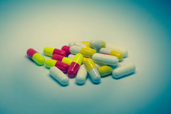 Un sacco di farmaci colorati e pillole — Foto Stock